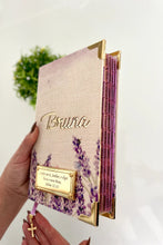 Carregar imagem no visualizador da galeria, Combo Bíblia Média Lírio em Linho + placa pequena + Cartela de índice
