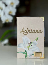 Carregar imagem no visualizador da galeria, Combo Bíblia Média Lírio em Linho + placa pequena + Cartela de índice
