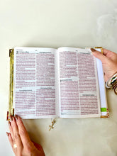 Carregar imagem no visualizador da galeria, Combo Bíblia Média Lírio em Linho + placa pequena + Cartela de índice
