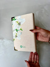 Carregar imagem no visualizador da galeria, Combo Bíblia Média Lírio em Linho + placa pequena + Cartela de índice
