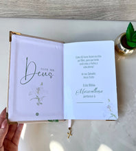 Carregar imagem no visualizador da galeria, Combo Bíblia Média Lírio em Linho + placa pequena + Cartela de índice
