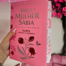 Carregar imagem no visualizador da galeria, Bíblia Da Mulher Sábia Rosa - Com abas
