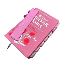 Carregar imagem no visualizador da galeria, Bíblia Da Mulher Sábia Rosa - Com abas
